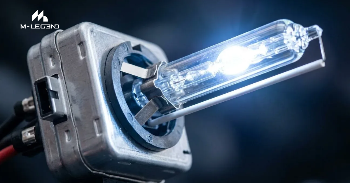 Đèn xenon, hay HID, tạo ánh sáng bằng hồ quang điện trong môi trường khí xenon và cần ballast để hoạt động ổn định